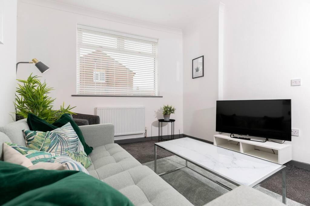 דרלינגטון Modern Centrally Located 3 Bed Property With Tvs In Each Bedroom Super Fast Wifi And Crisp White Hotel Linen Hosted By Our Home Short Stays מראה חיצוני תמונה